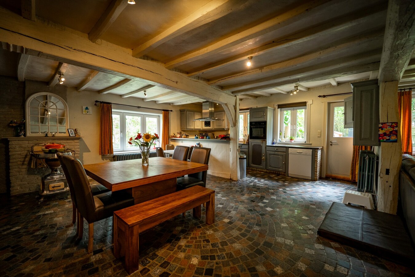 Authentic farm with meadow on approximately 1ha in Ham 