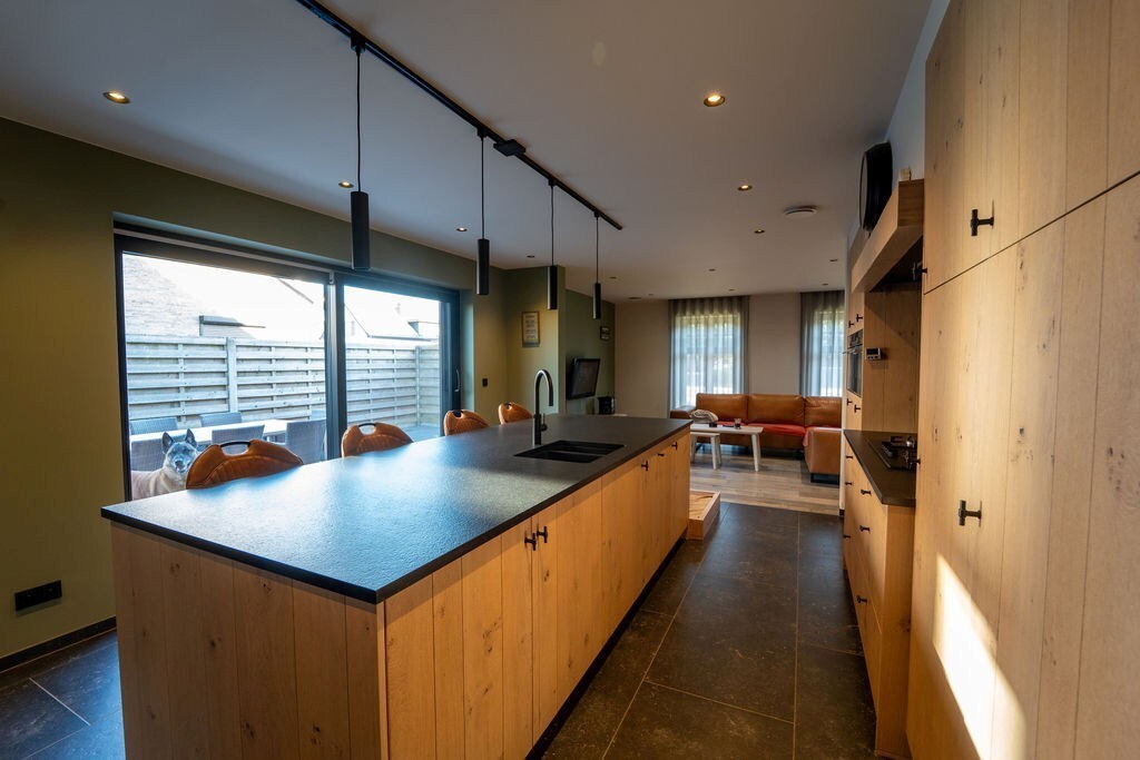 PRACHTIG GERENOVEERDE WONING MET 3 SLAAPKAMERS, 2 BADKAMERS, INPANDIGE GARAGE EN PAARDENSTALLINGEN MET ENERGIEZUINIG EPC TE WIJER (NIEUWERKERKEN) 