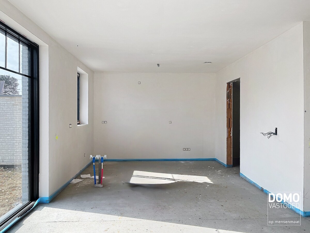ENERGIEZUINIGE HALFOPENBEBOUWING MET 3 SLAAPKAMERS TE KERMT 