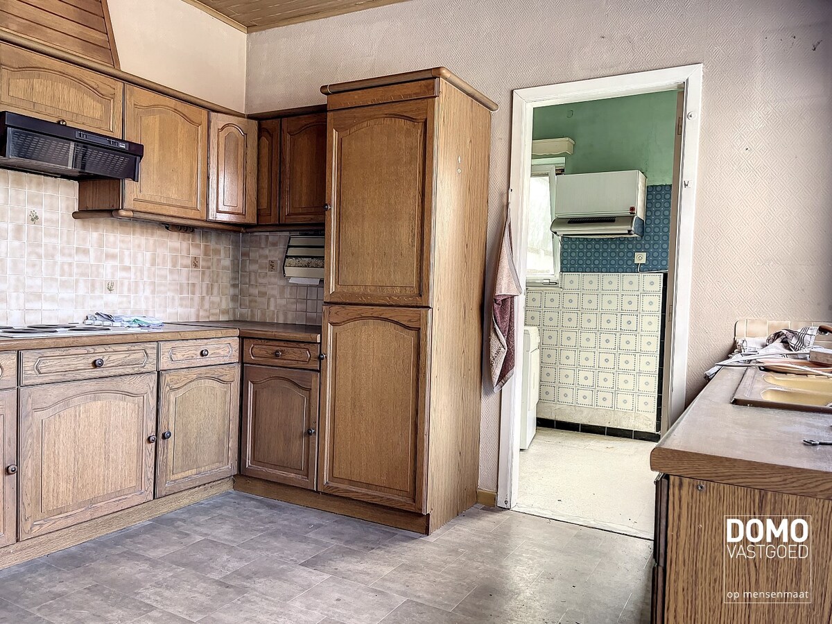 Ruime half open bebouwing met een vergund magazijn. 