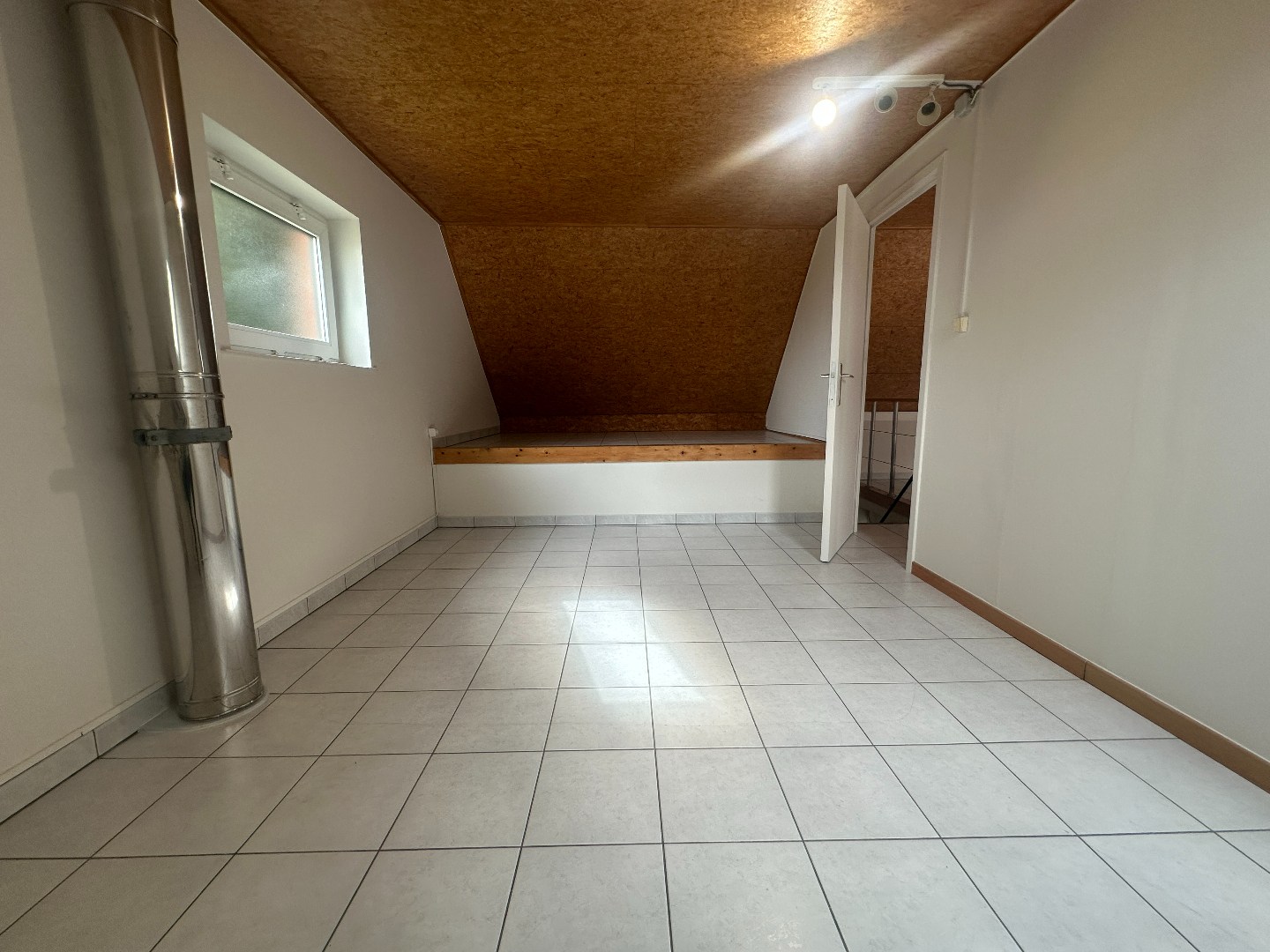 Gezellige gerenoveerde woning met 3 slpk, carport en tuintje, rustige ligging te Torhout 