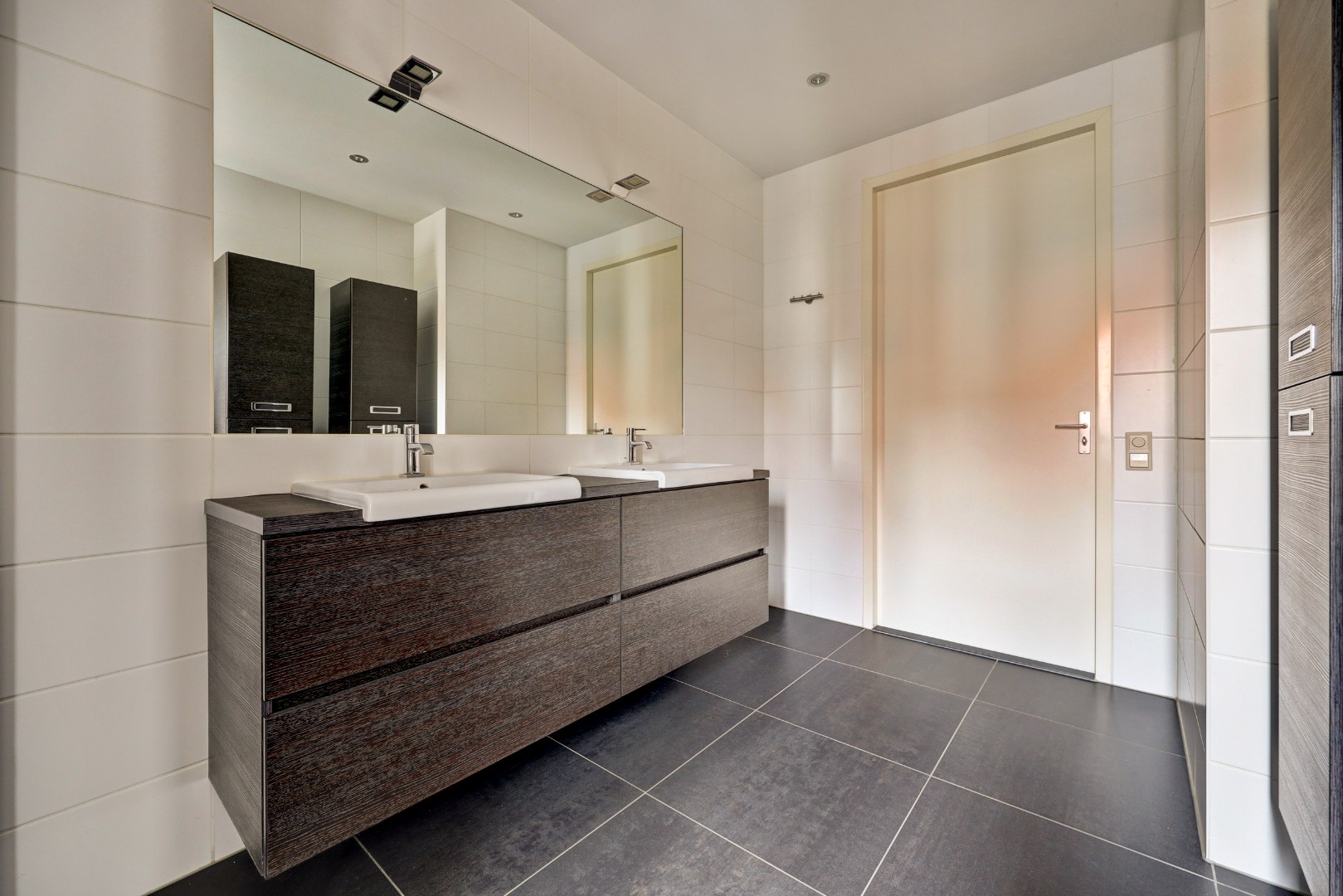 Luxe en royale 5-kamer 2-onder-1-kap woning met garage, eigen parkeerplaats, sauna én zonnige tuin op het zuiden en gelegen in een rustige straat! 