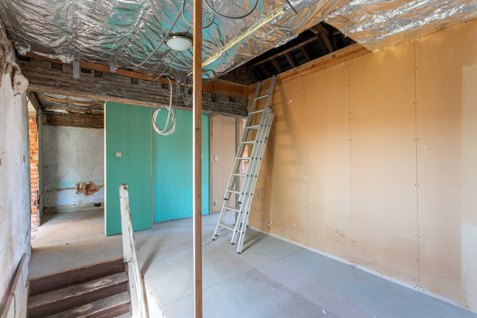 Te renoveren eigendom (317 m²) met veel potentieel, ruime tuin (6a 42ca) en dubbele achterliggende carport met toegang tot de achterliggende straat in Kester 