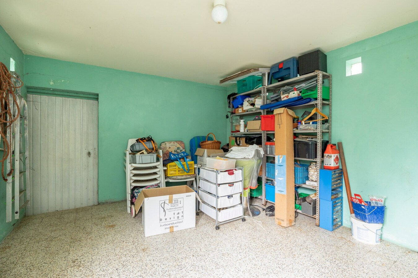 Unieke eigendom op 13.183 m² met te renoveren woning en vergunde stallingen 