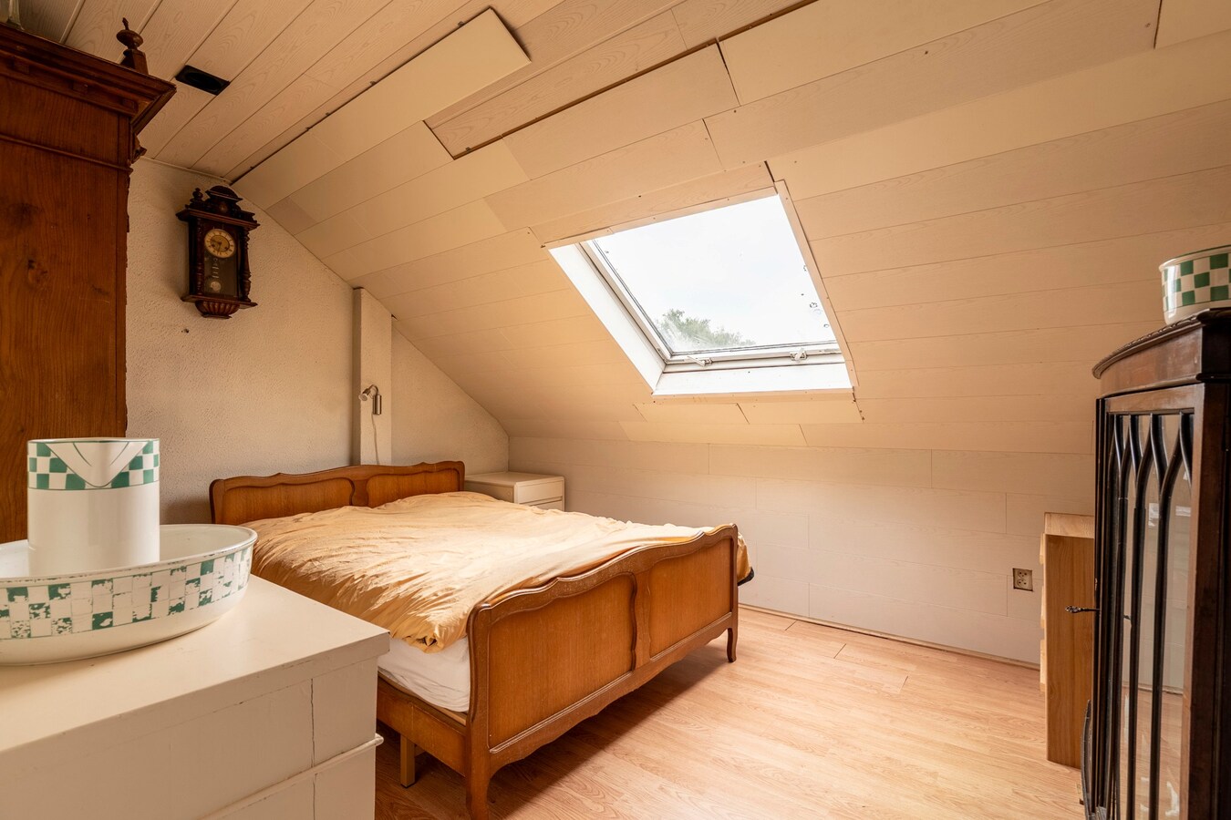 Ruime vrijstaande woning gelegen op een groot perceel nabij de Nederlandse grens. 