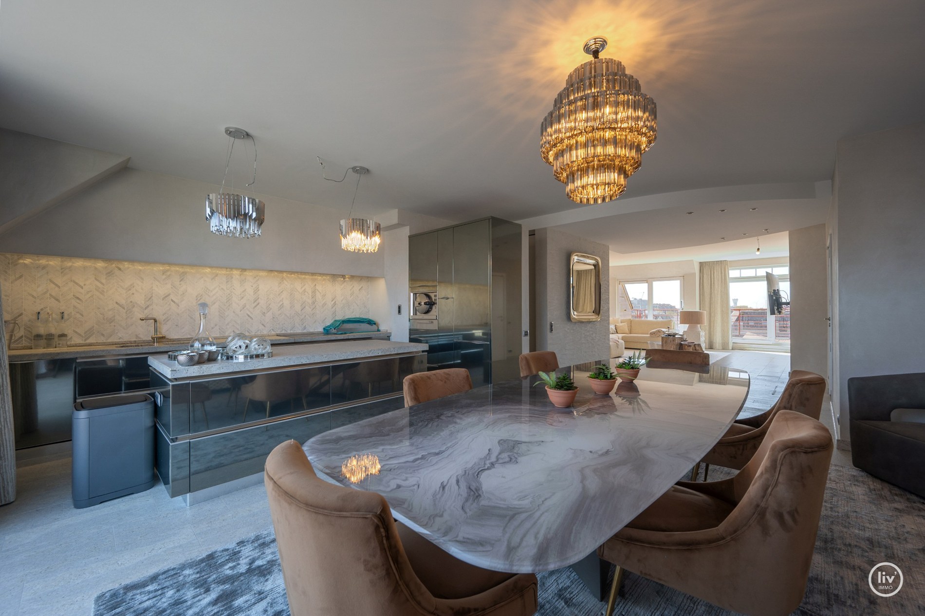 Magnifique et spacieux appartement de 3 chambres avec de belles terrasses et une vue dégagée agréable. 