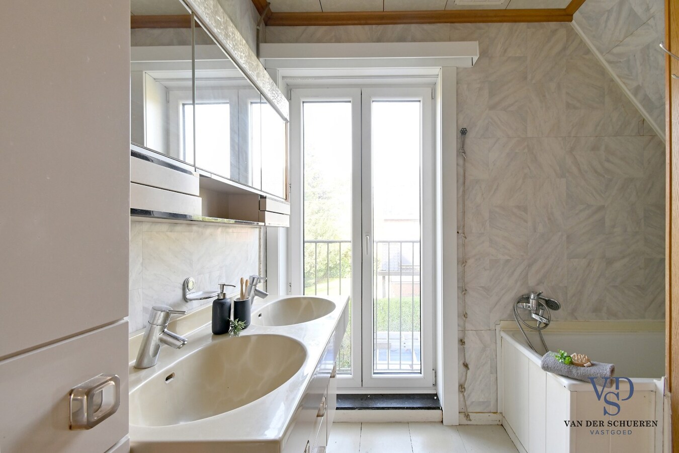 Te renoveren halfopen bebouwing in Deurle 