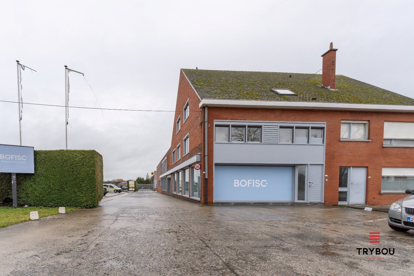 Groot kantoorgebouw op toplocatie te Ieper 