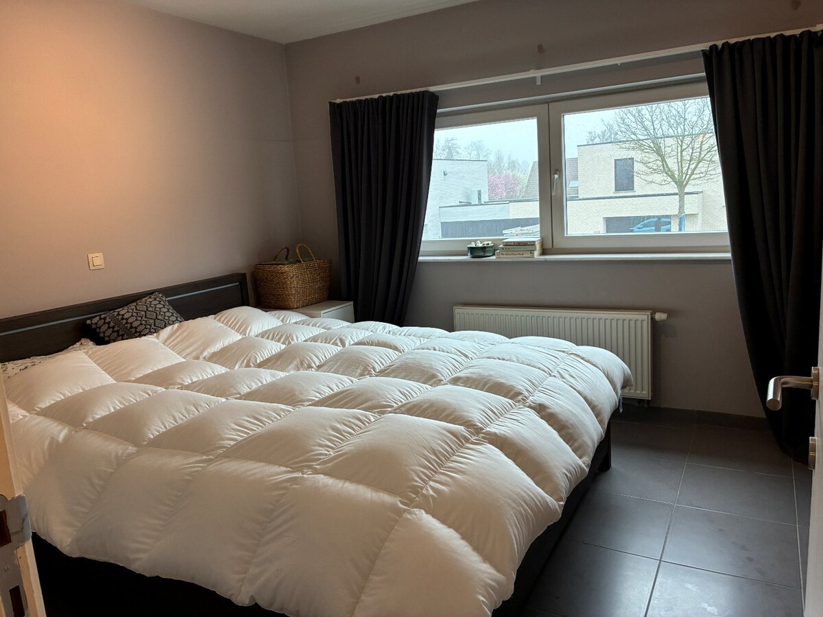 Ruim 2 slaapkamer appartement mét garage 