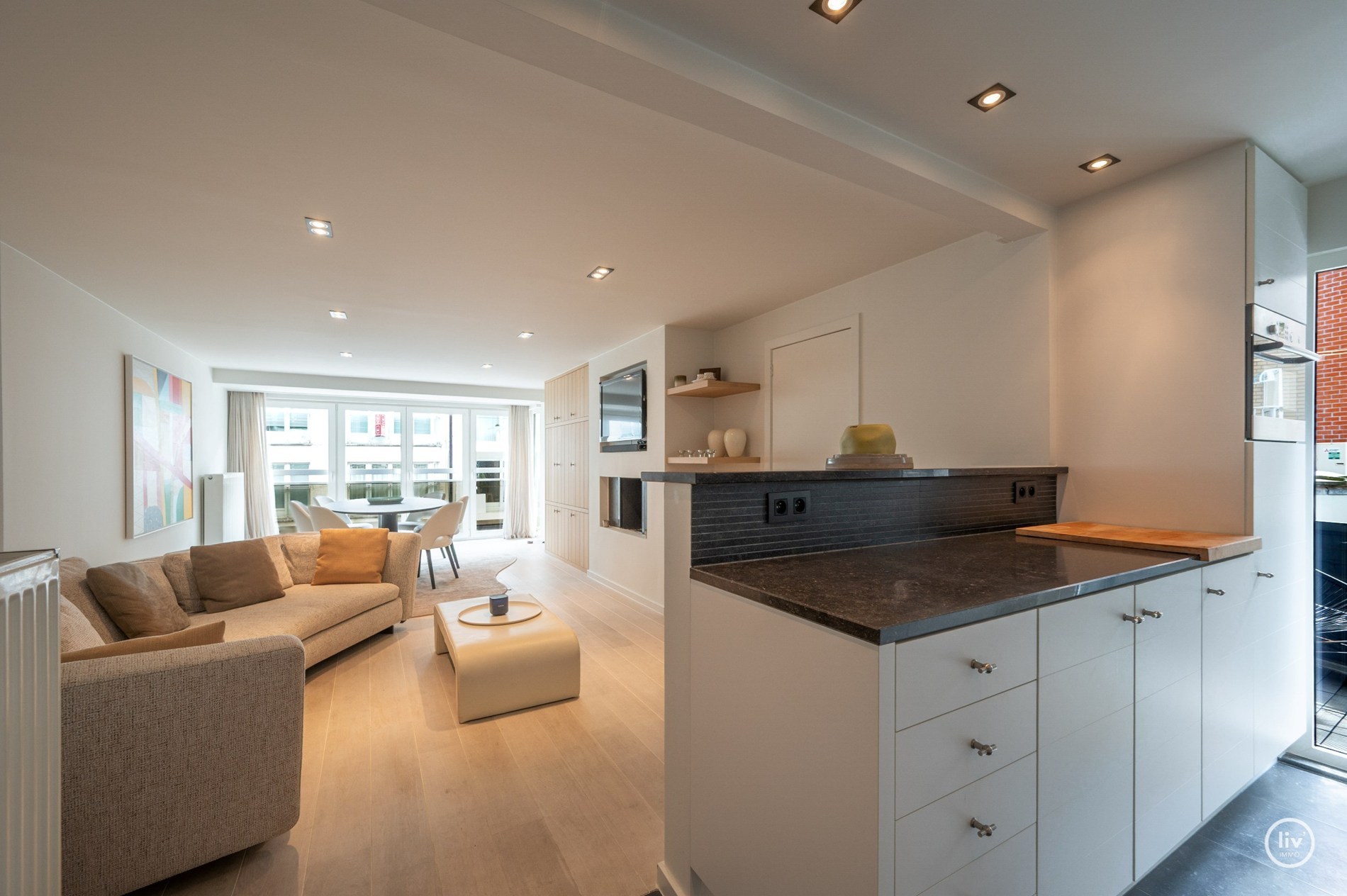 Appartement spacieux et prêt à emménager avec 3 chambres, très bien situé à proximité des commerces de l'avenue Dumortier et de l'a 