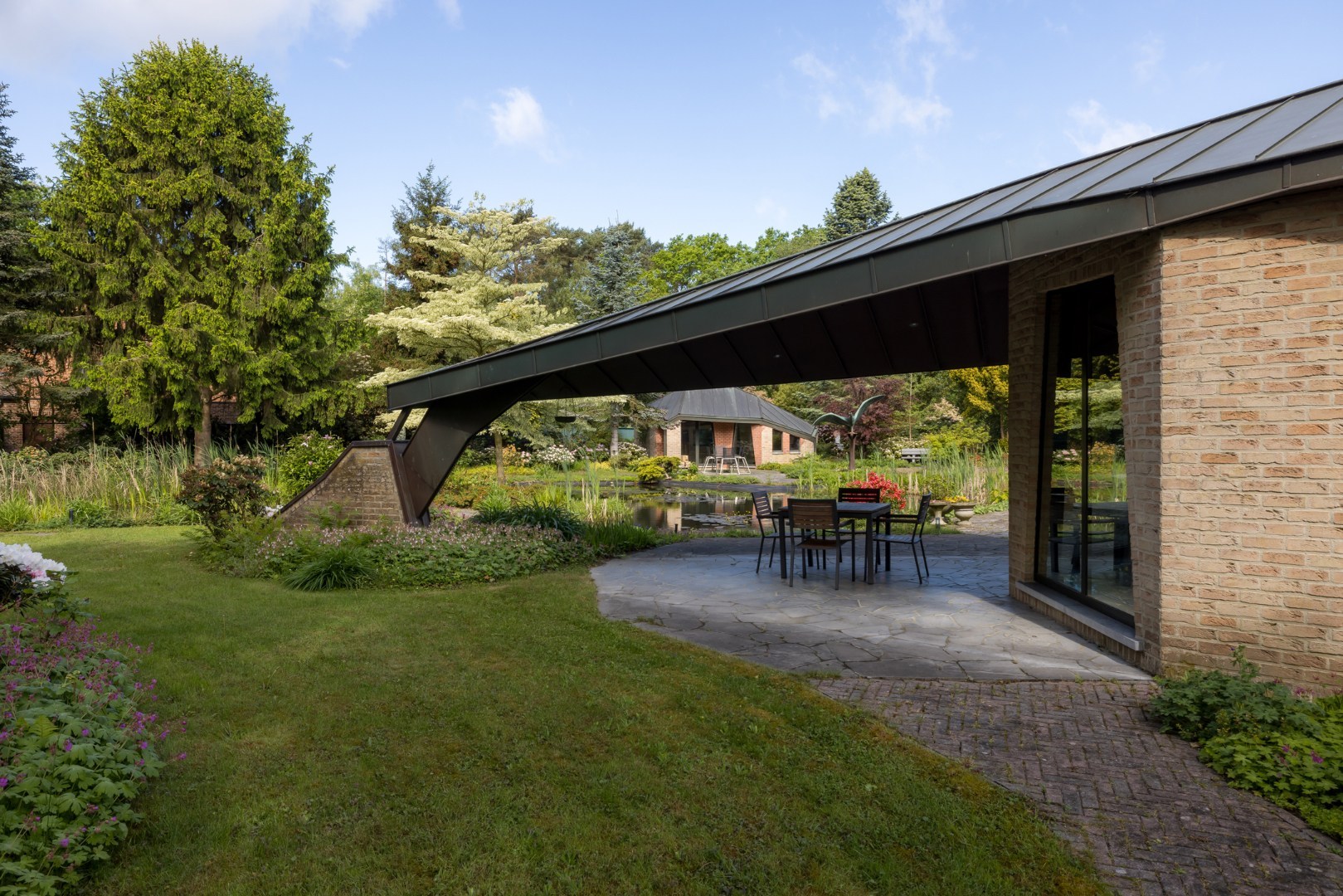Een uitzonderlijke villa waar architectuur, natuur en kunst in perfecte harmonie samenkomen 