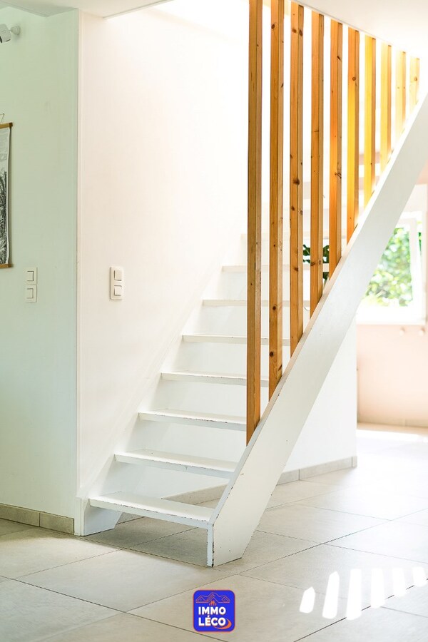 Semi "Plain-Pied" 6 chambres, 2 salles de bains, jardin, carport 2 voitures, COUP DE COEUR ! 