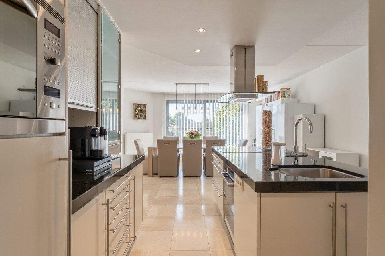 Zeer ruime, goed afgewerkte woning met diverse mogelijkheden nabij het centrum van Maaseik! 