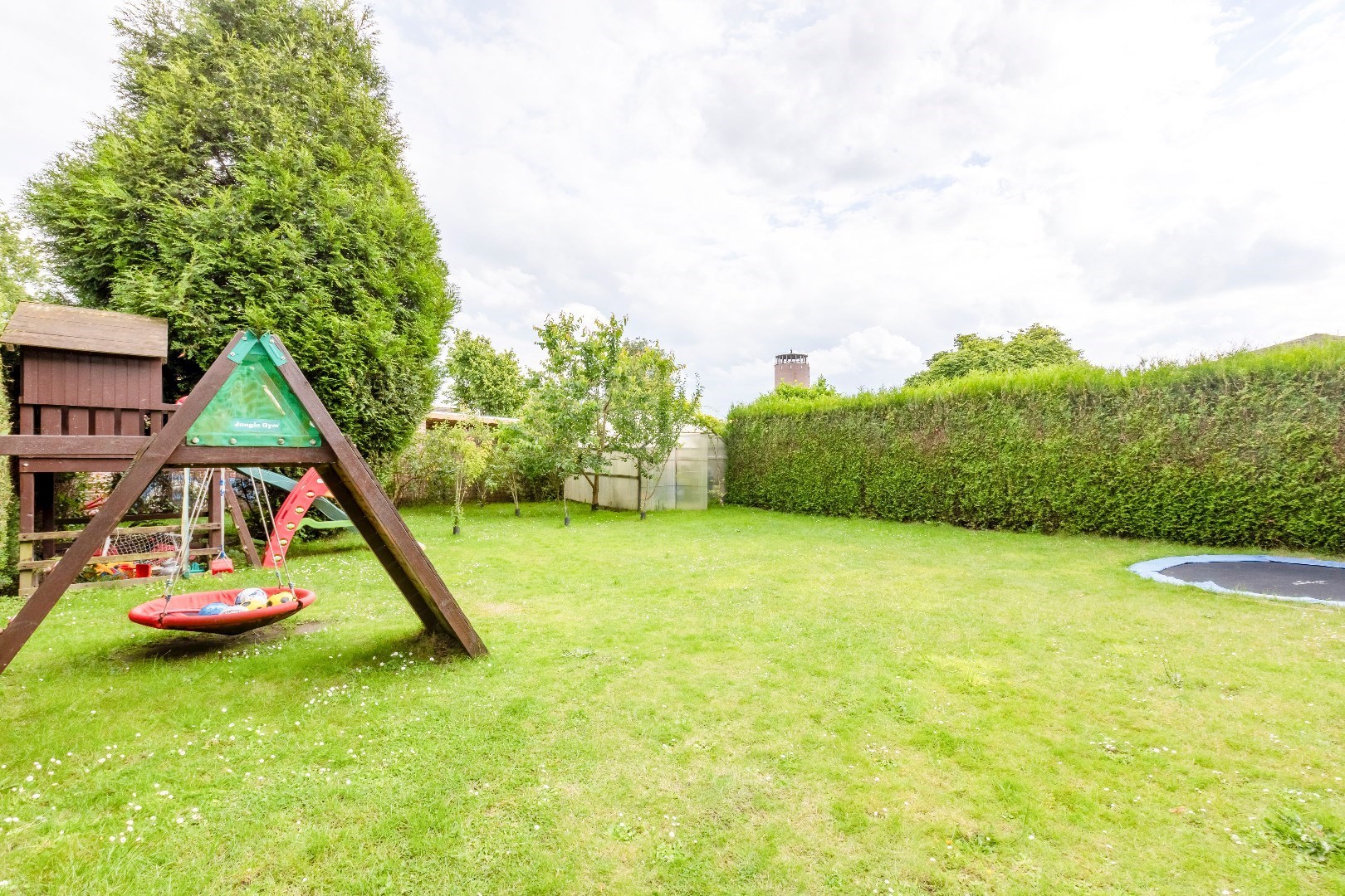 Gerenoveerde gezinswoning met 4 slpks en aangename tuin 