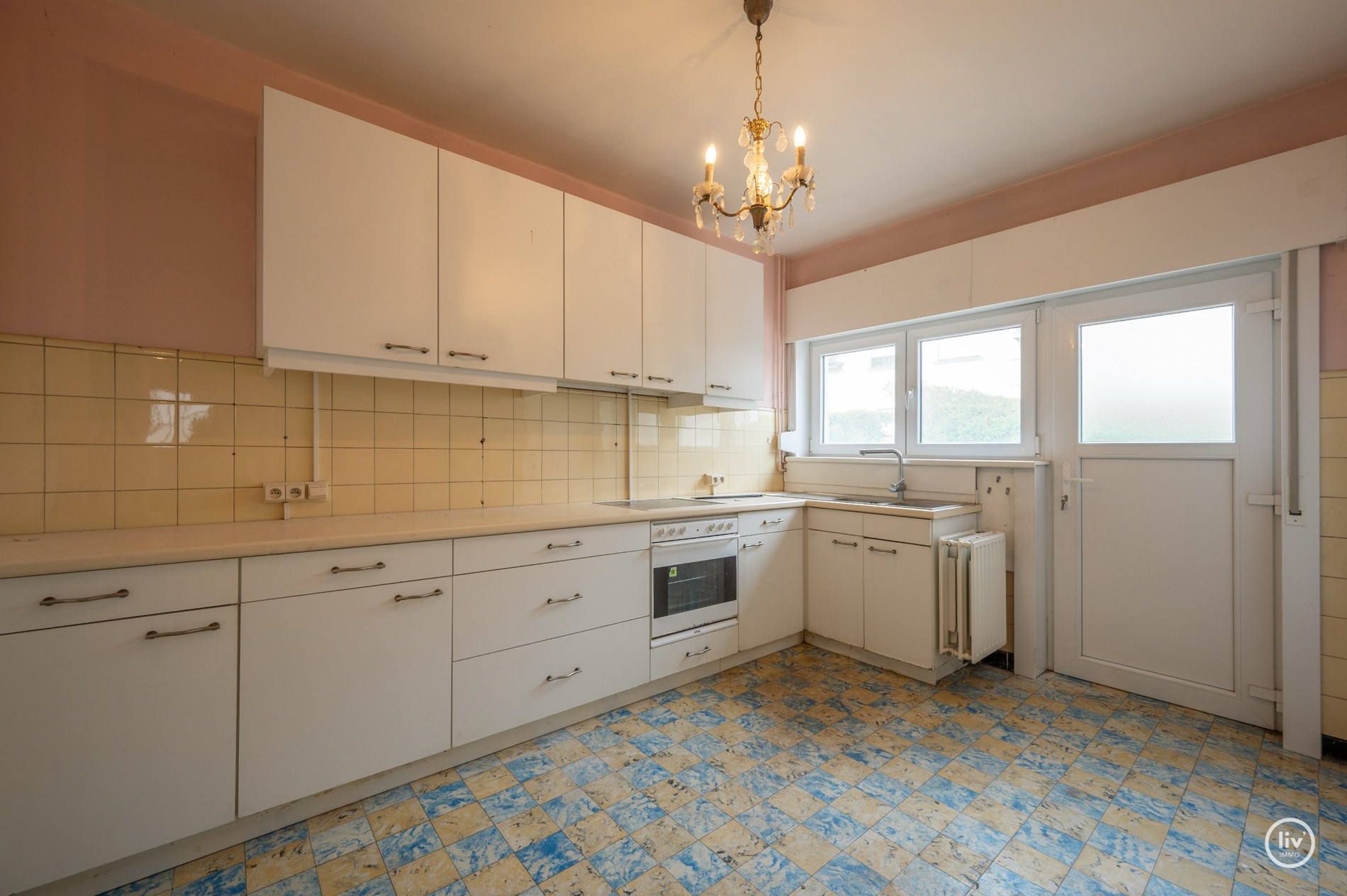 Charmante te renoveren koppelvilla op toplocatie in Knokke, langs de prestigieuze Elizabetlaan en op wandelafstand van strand en casino (met inpandige garagebox) . 