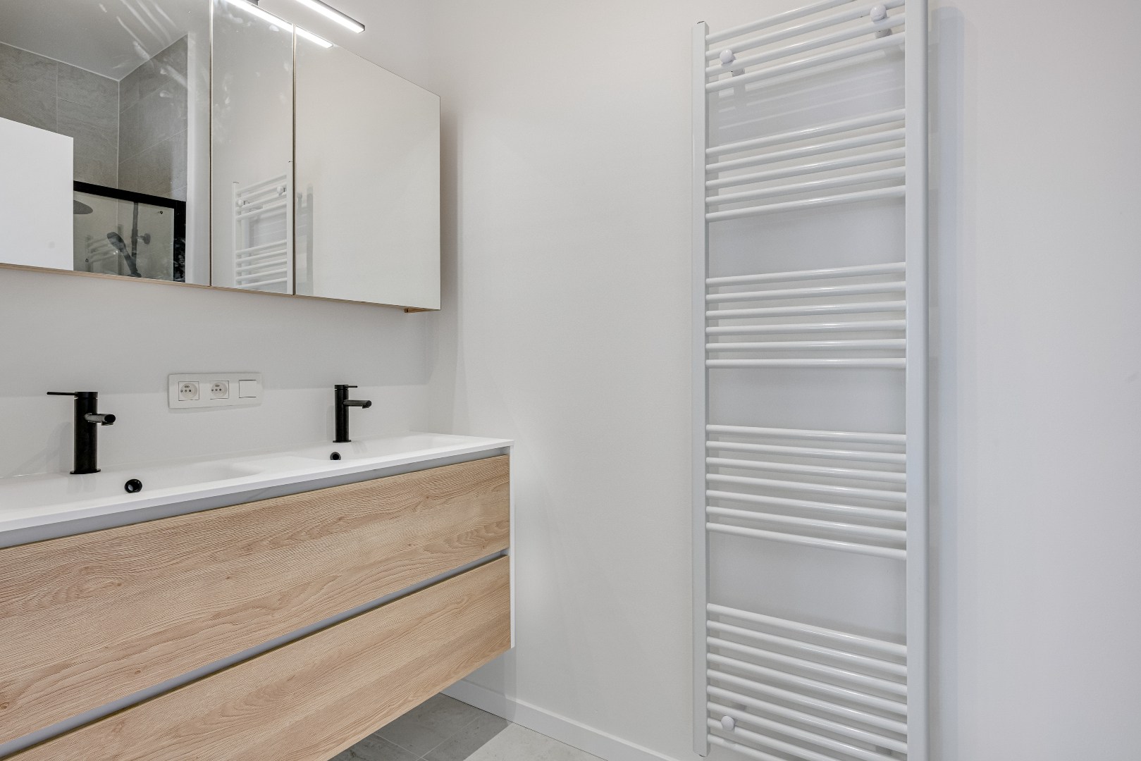 VERHUURD Stijlvol wonen in een  gerenoveerd appartement nabij Station Gent-Sint-Pieters 