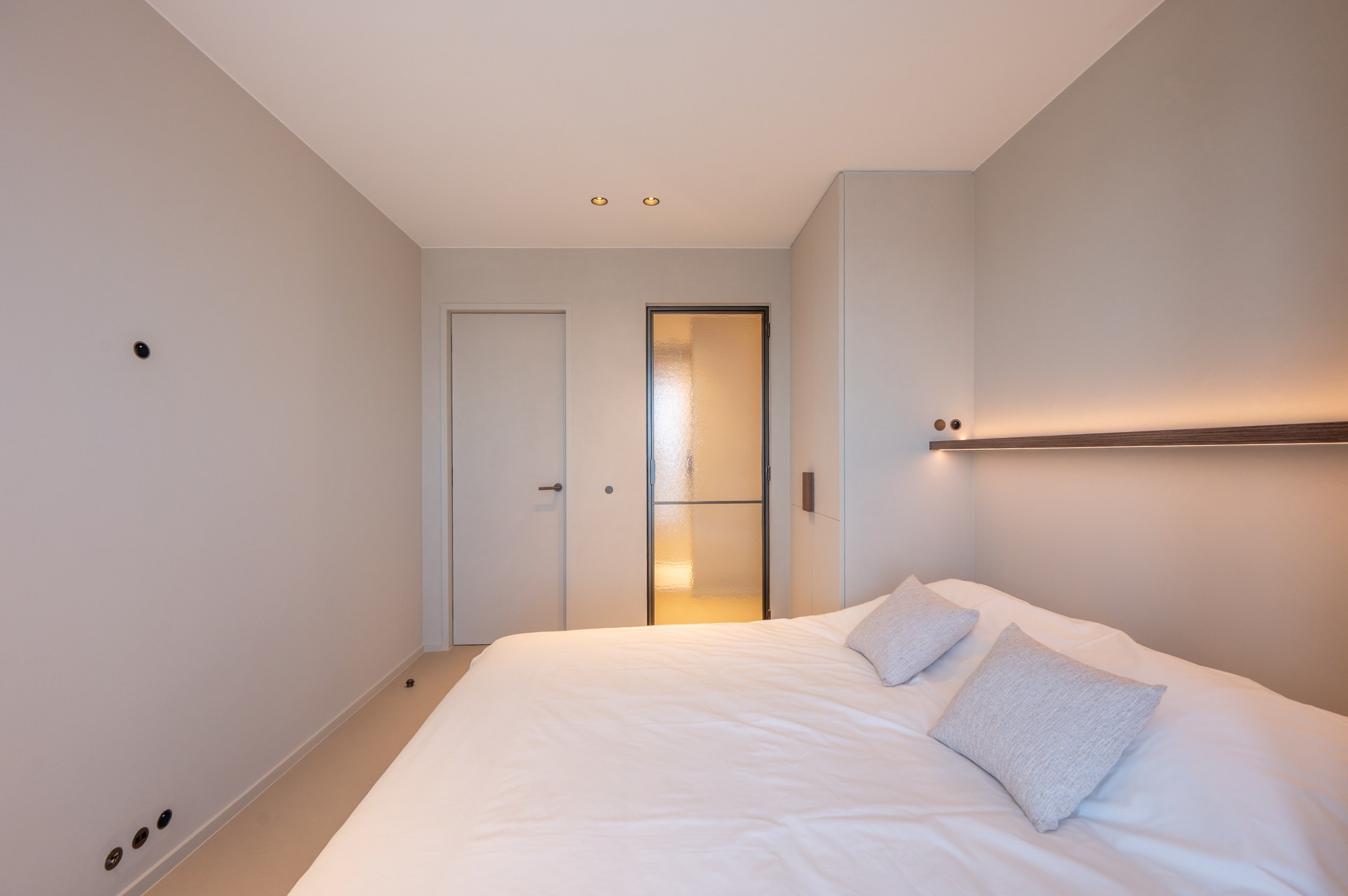 Prachtig gerenoveerd en instapklaar appartement met 3 slaapkamers en frontaal zeezicht, gelegen in een prestigieuze residentie op de zeedijk in het Zoute. 