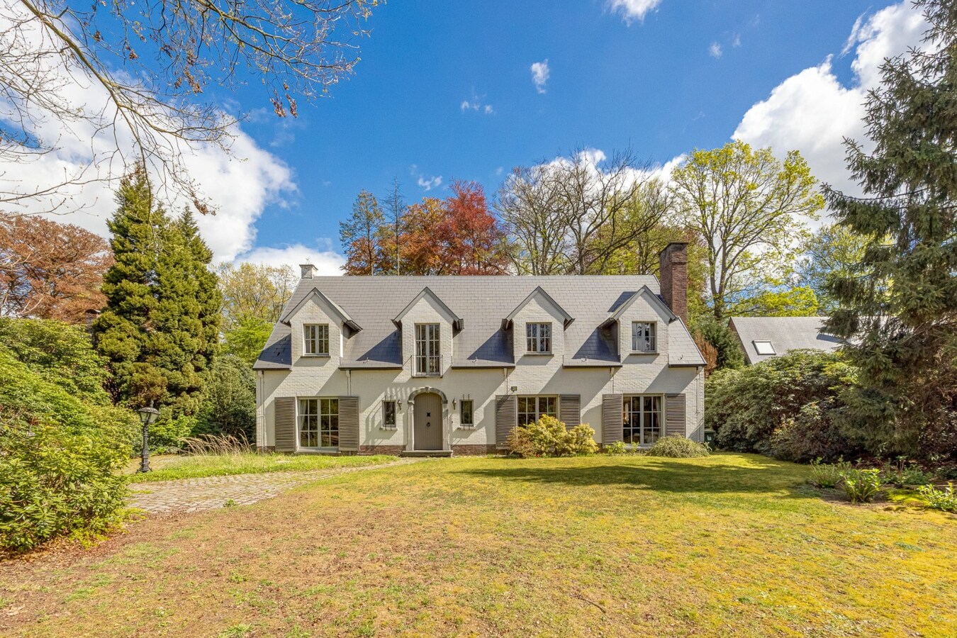 Villa met praktijkruimte en dubbele garage op riant perceel van 2.010 m² te Schoten 