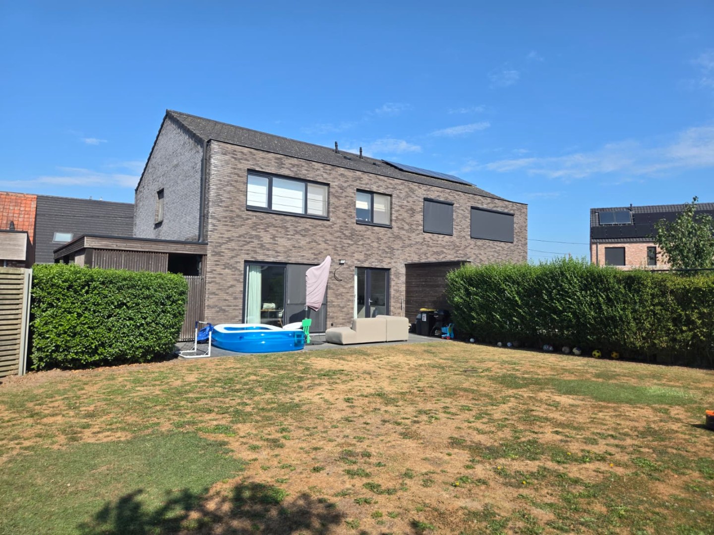 Ruime en recente halfopen bebouwing met 3 slaapkamers, carport en ruime tuin 