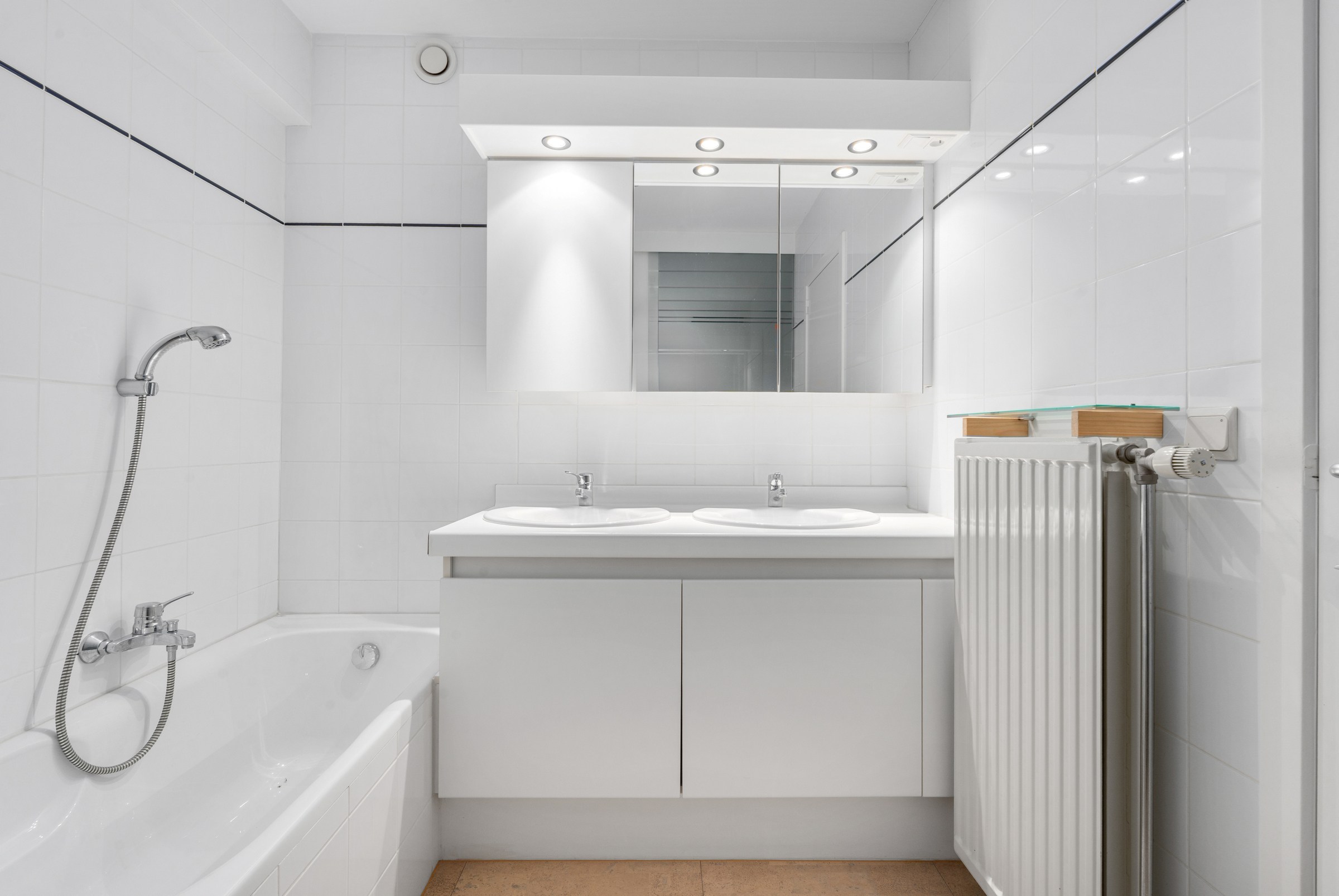 Appartement de 2 pièces bien situé au centre, du côté ensoleillé de la Lippenslaan, à distance de marche de la place Van Bunnen. 