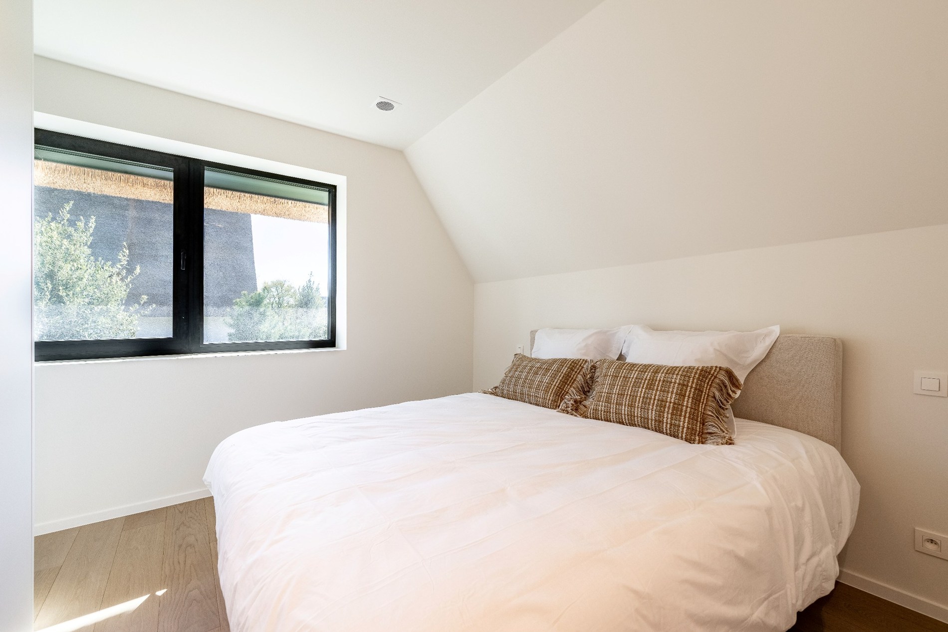 Indrukwekkende nieuwbouwvilla in hartje Zoute op enkele passen van de golf te Knokke. 