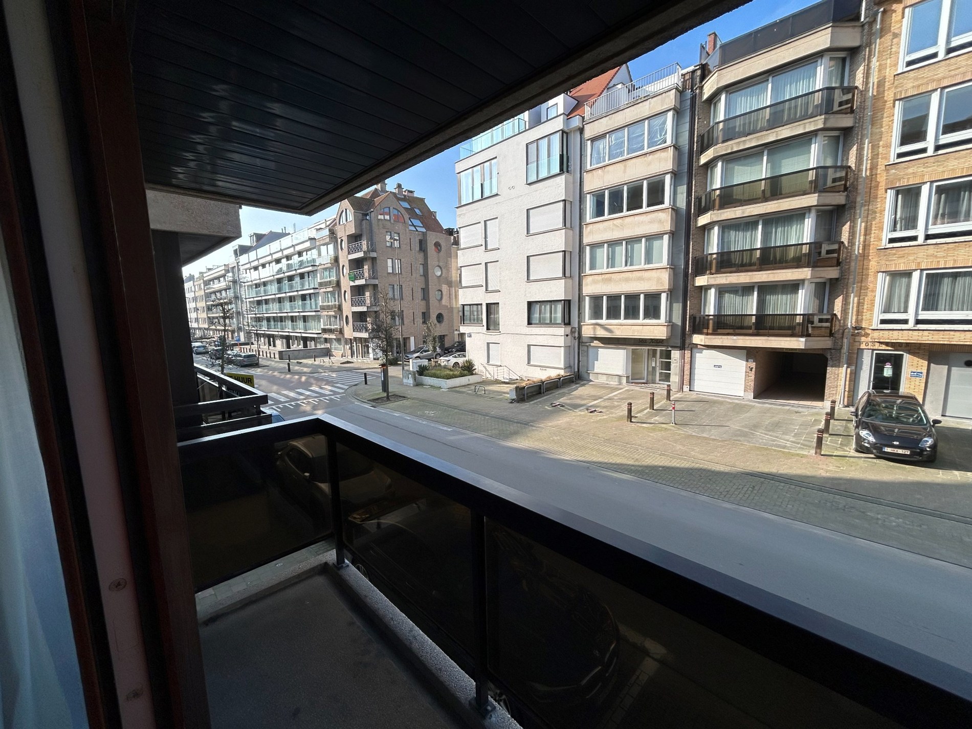 GEMEUBELD: Lichtrijke gerenoveerde appartement met  zuidgericht terras op wandelafstand van het strand en de winkels. 