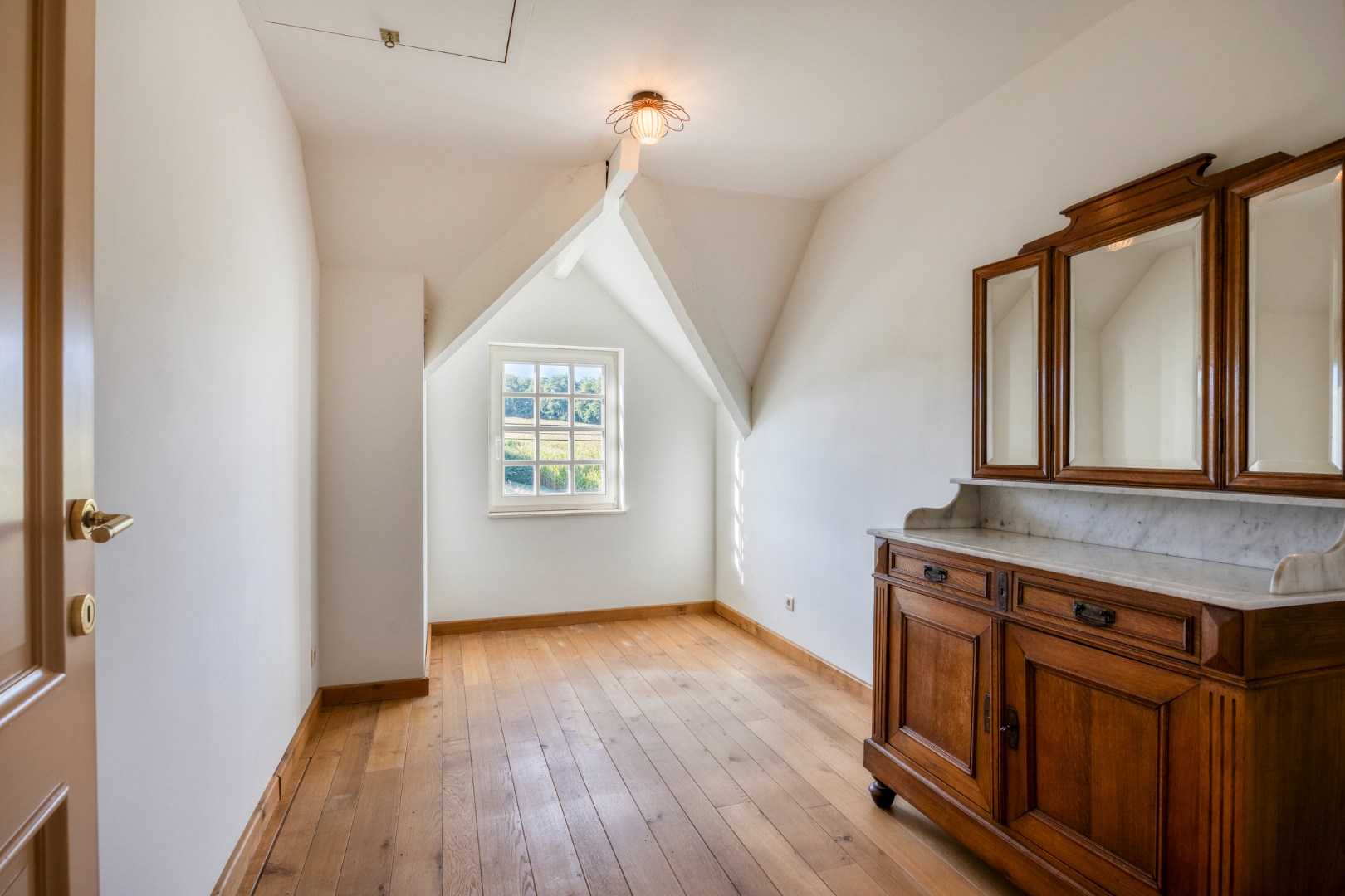 Villa met bureau,  5 slaapkamers, 2 badkamers en ruime tuin in Bierbeek! - EPC 172 kWh/m² - bewoonbare opp. 242 m² 