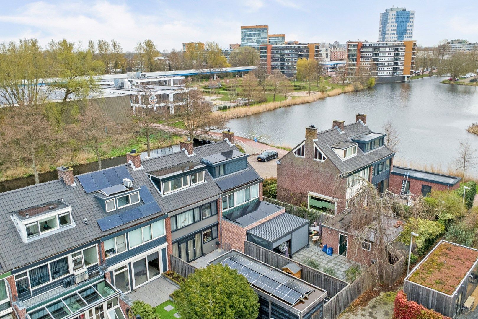 Energiezuinig (A++) en instapklaar 6-kamer gezinswoning met luxe keuken, vijf slaapkamers en zonnige tuin op het zuidoosten 