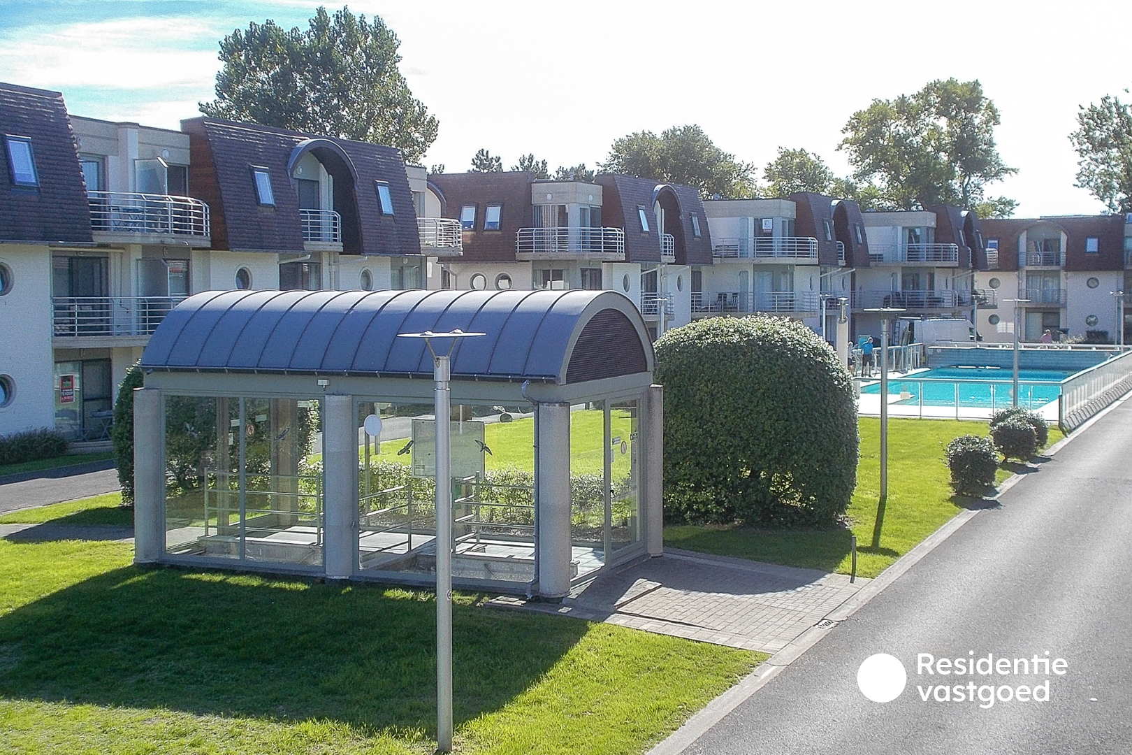 Instapklaar éénslaapkamerappartement met terras en zwembad te Bredene! 