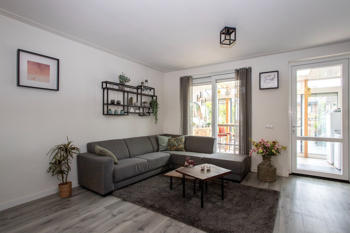 Nagenoeg nieuwe, netjes afgewerkte tussenwoning op 112 m² met berging, overkapping en een vrije achterom. 