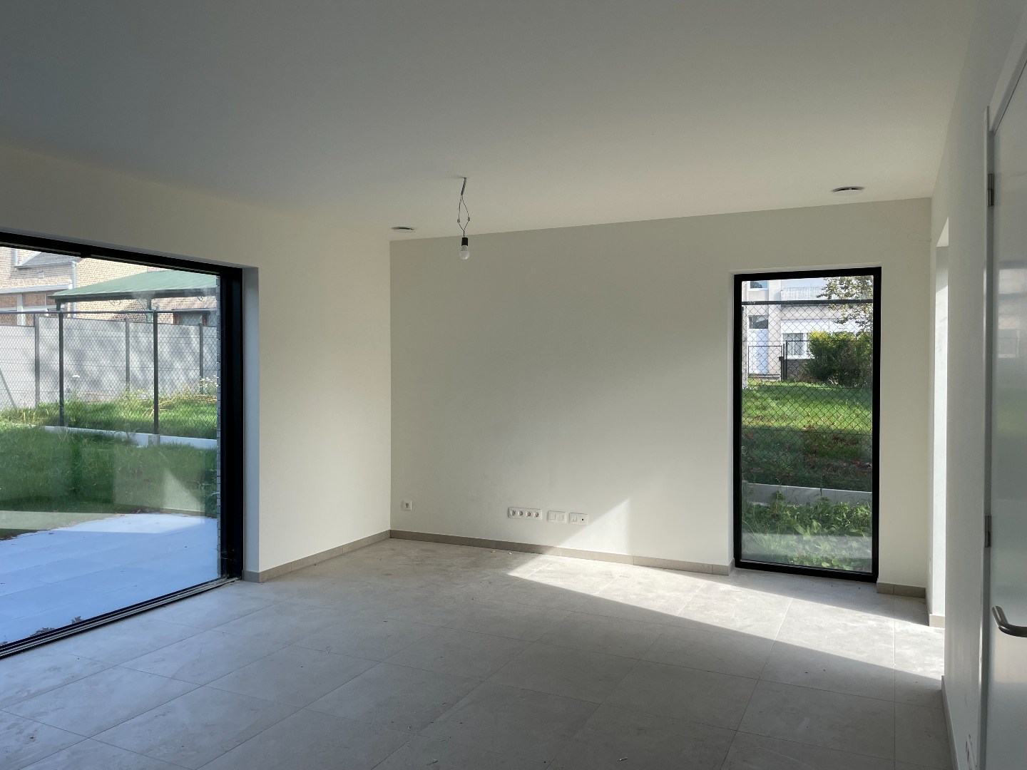 Nieuwbouwwoning met 3 slaapkamers inpandige garage , terras en tuin 