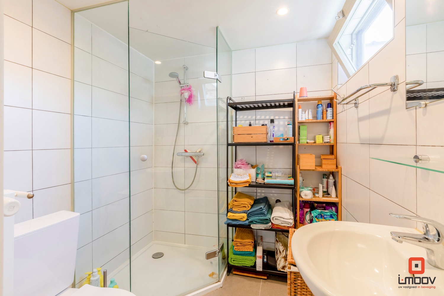 Lichtrijk en instapklare 4 slaapkamer woning 