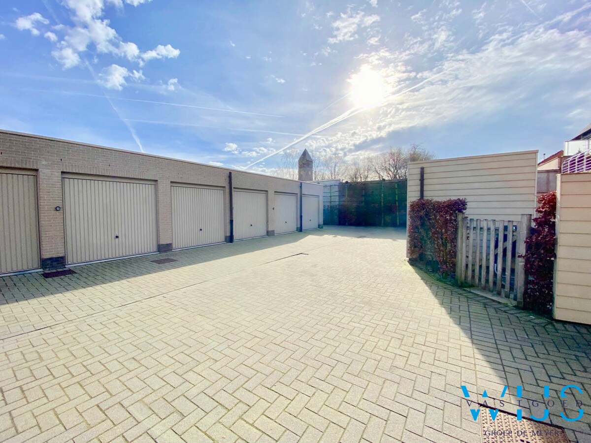 GELIJKVLOERS appartement met 2 slaapkamers &amp; garage te Ertvelde! 
