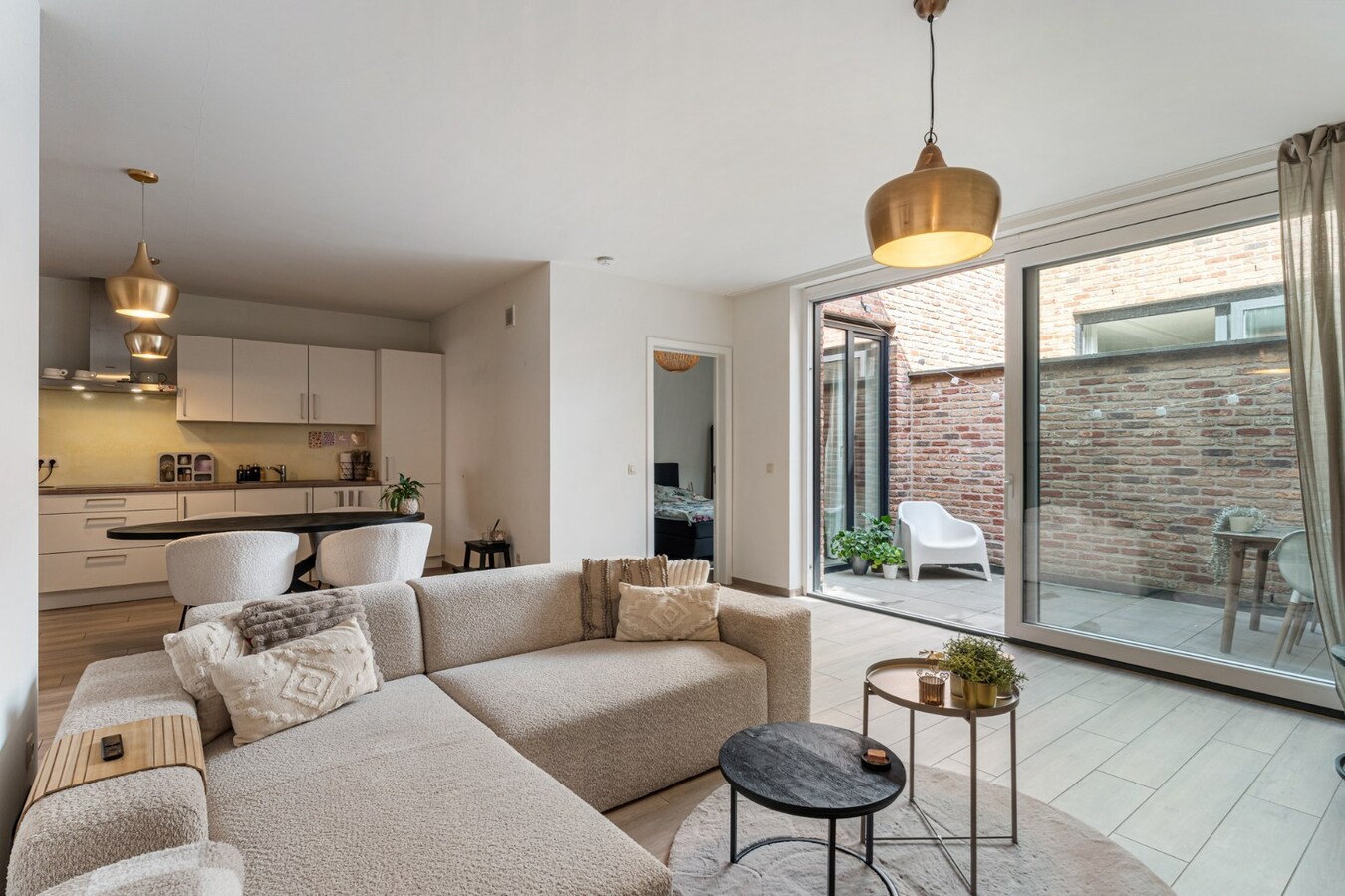 Recent, hoogwaardig afgewerkt gelijkvloers appartement, met terras en inpandige garage, in het centrum van Maaseik! 