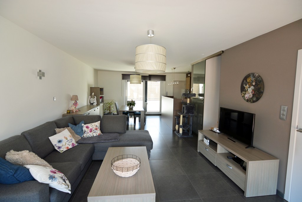 Modern triplex appartement met 3 slpks, terras, kelderberging en autostaanplaats. 