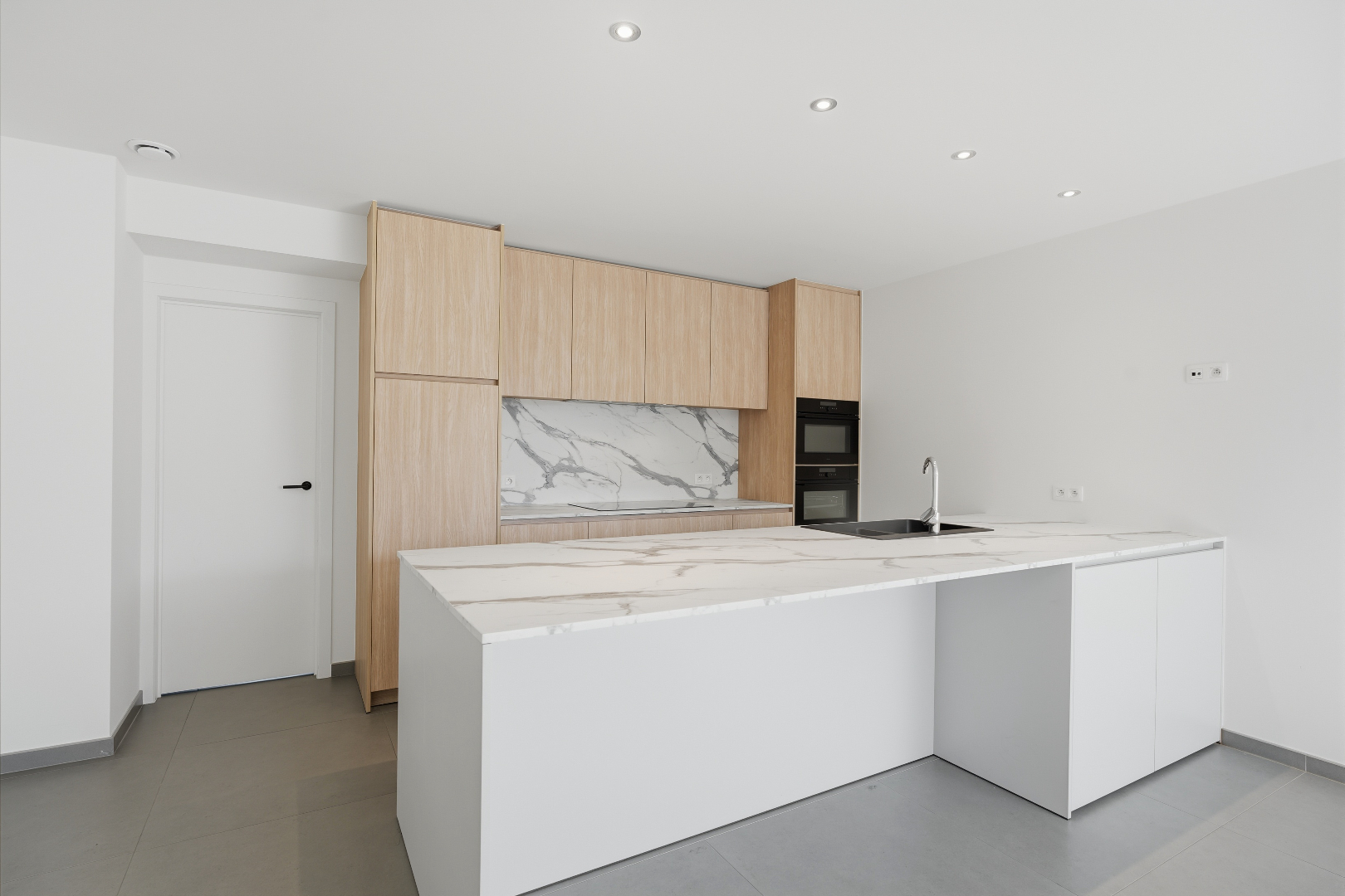 KIJKDAG 25 oktober van 10u tot 12u &amp; 14u tot 16u - Ruim instapklaar nieuwbouwappartement (167 m²) met 3 slaapkamers en groot terras in centrum Eernegem 