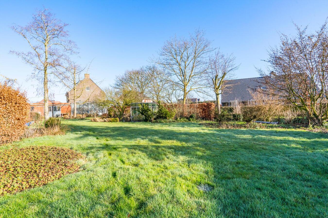 Residentieel gelegen karakterwoning op ruim perceel van 1886 m². 