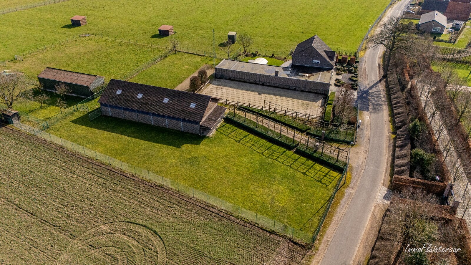 Woning met paardenstallen en buitenpiste op ca. 6,5ha te Bree 