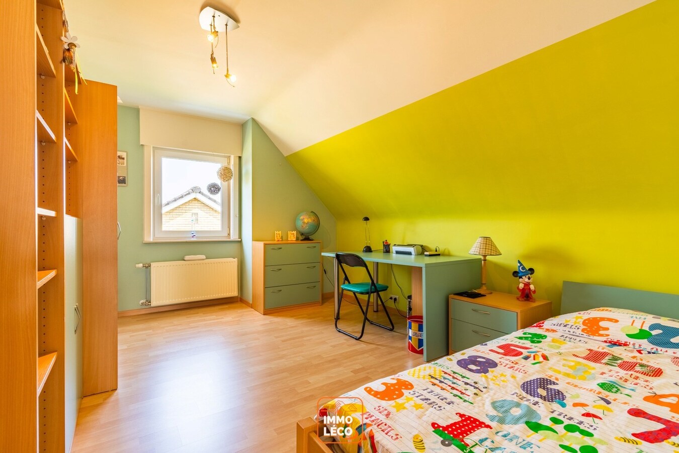 Villa « semi plain-pied » idéalement située avec 4 chambres, jardin, garage et parking, COUP DE CŒUR ABSOLU ! 