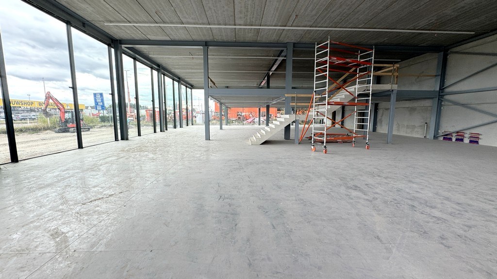 Nieuwbouw showroom met magazijn te huur aan A12 in Aartselaar