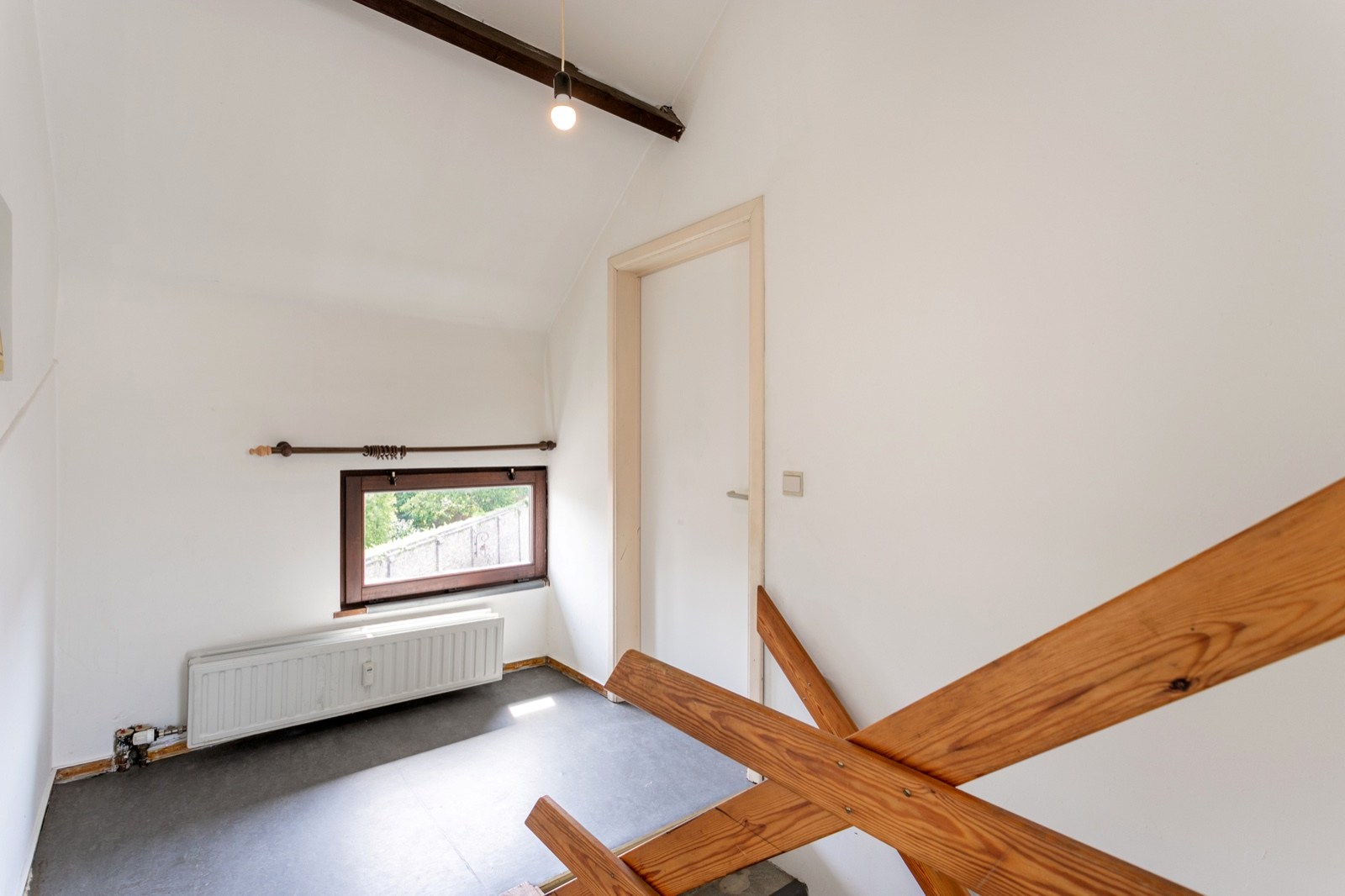 Opbrengsteigendom met 2 vergunde appartementen en kelders in het centrum van Halle 