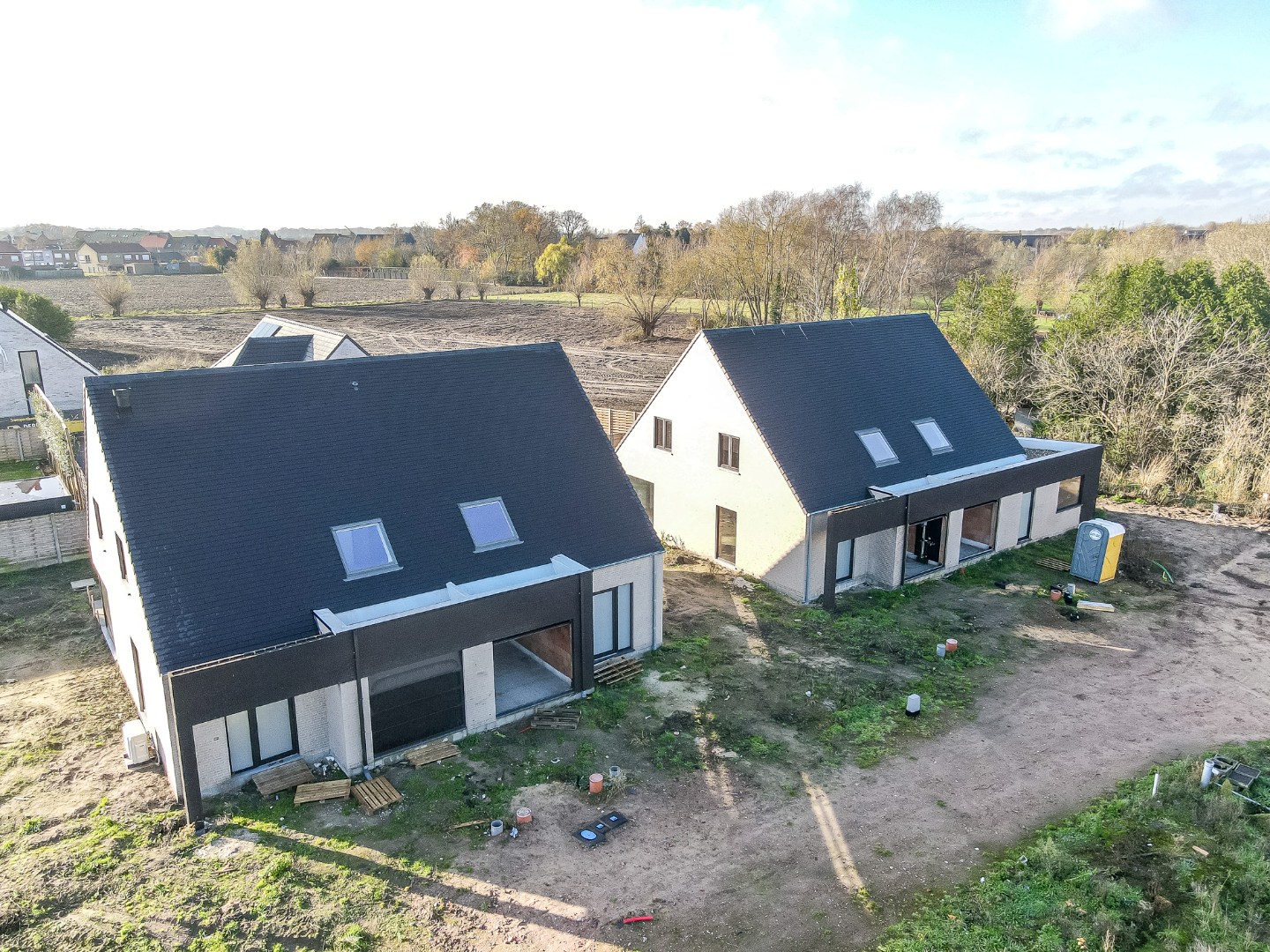 Halfopen casco woning op 256m² op rustige ligging 