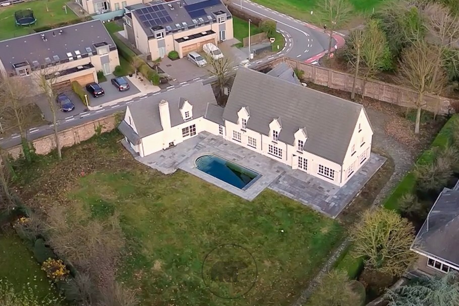Op te frissen villa op residentiële droomlocatie 