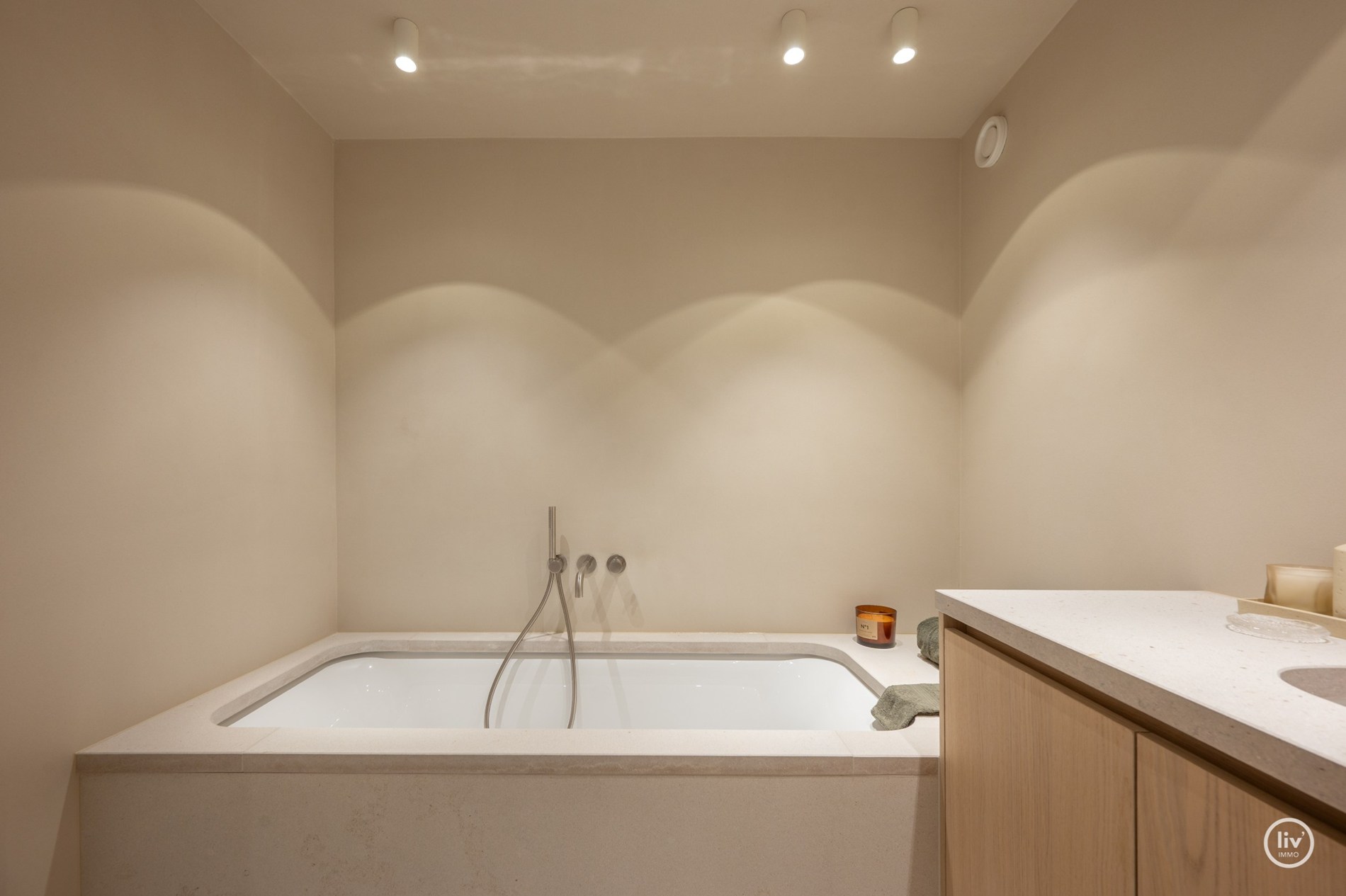 Appartement en duplex de luxe avec mezzanine, idéalement situé dans l'avenue Nellens à Knokke (avec possibilité d'acheter un box garage double intégré) 