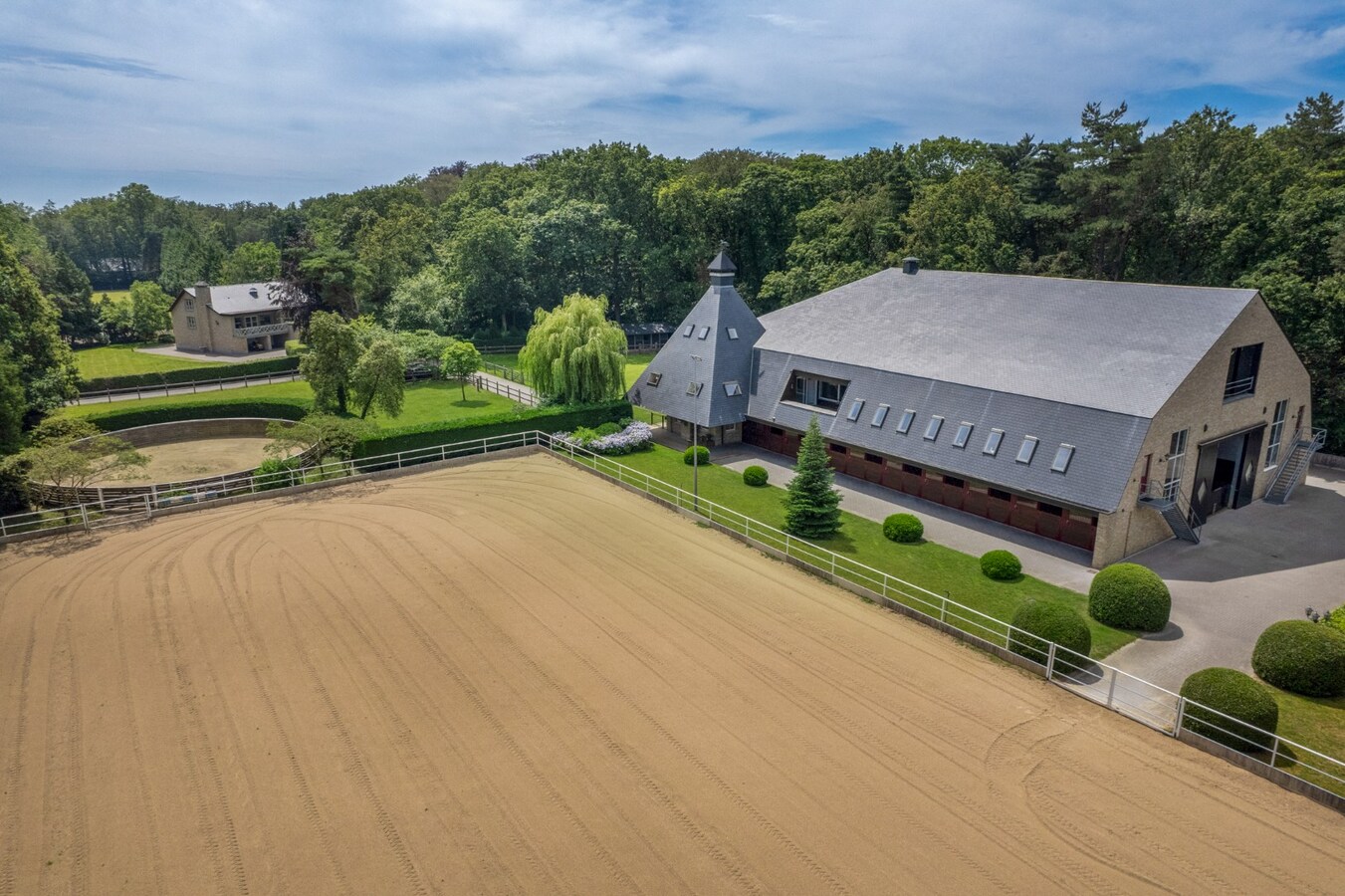 Exclusief eigendom met twee volwaardige, zelfstandige villa-woningen, een conciërgeverblijf en luxueuze paardenfaciliteiten op ruim 2 ha te Brasschaat 