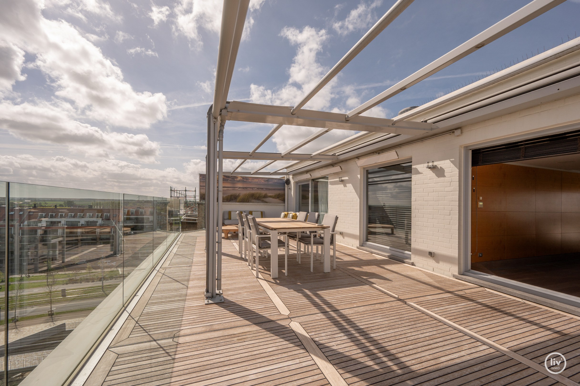 Dit magnifieke duplexappartement combineert uitzonderlijke volumes met adembenemende zichten over zowel de omliggende bossen als de zee. 