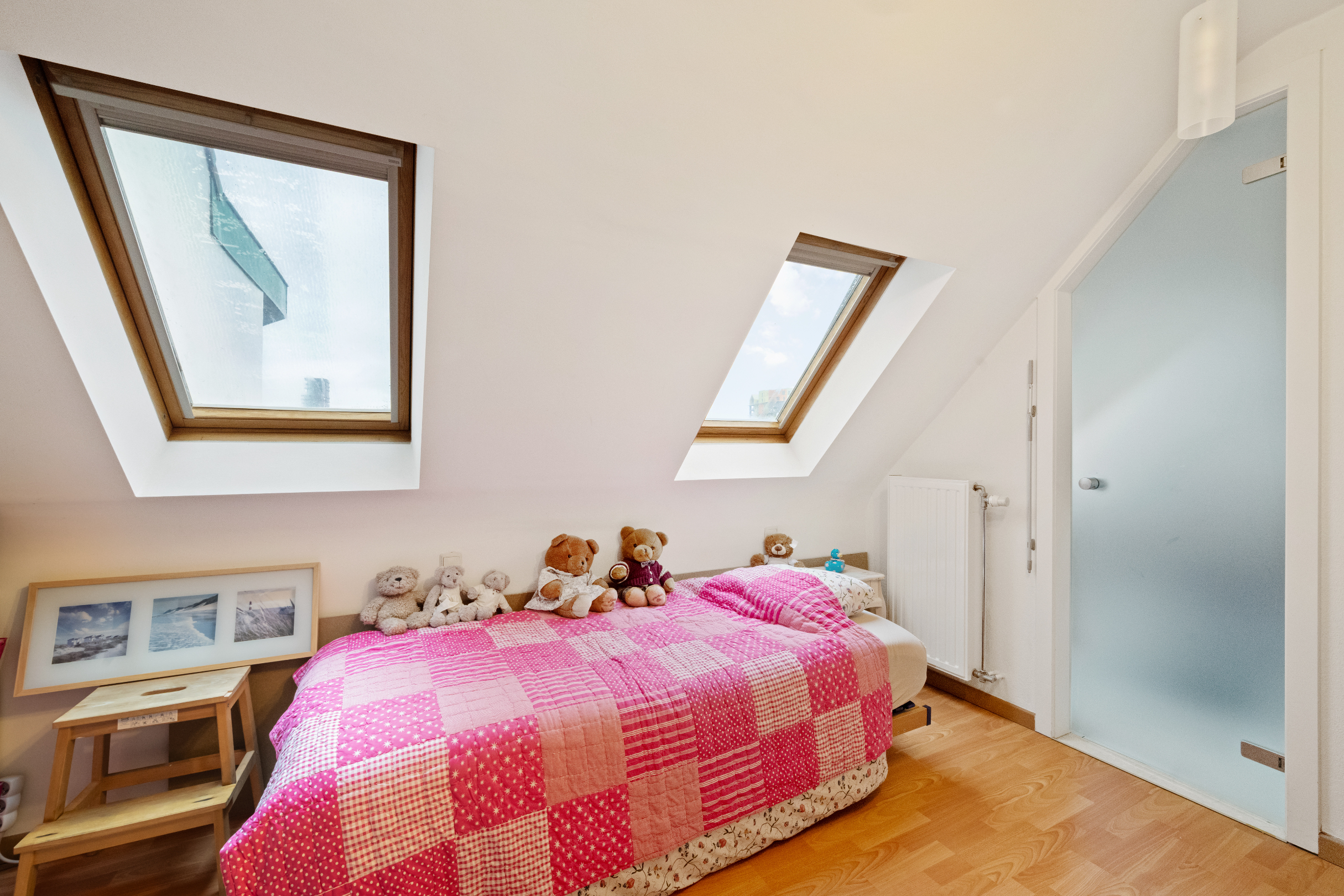 Voici la traduction en français :Grand appartement en duplex avec 2 chambres, 2 salles de bains et terrasses ensoleillées, près de la digue de Heist (possibilité d'offre d'un garage intégré). 