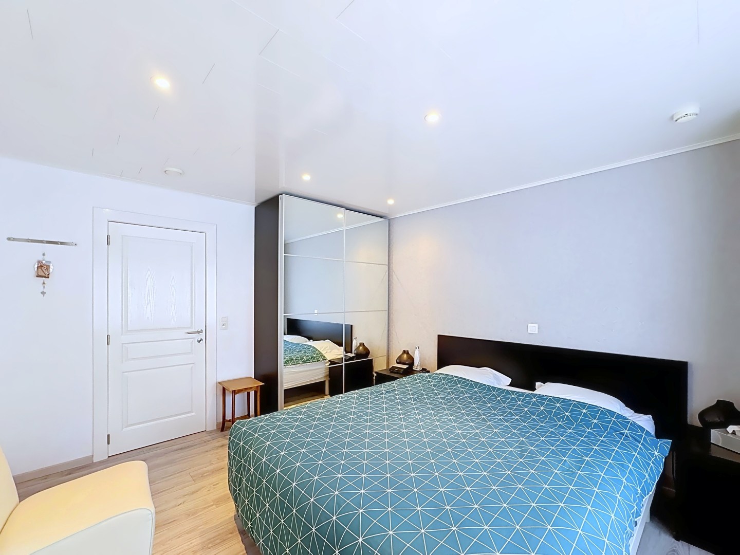 Ruime en centraal gelegen woning met dubbele garage 