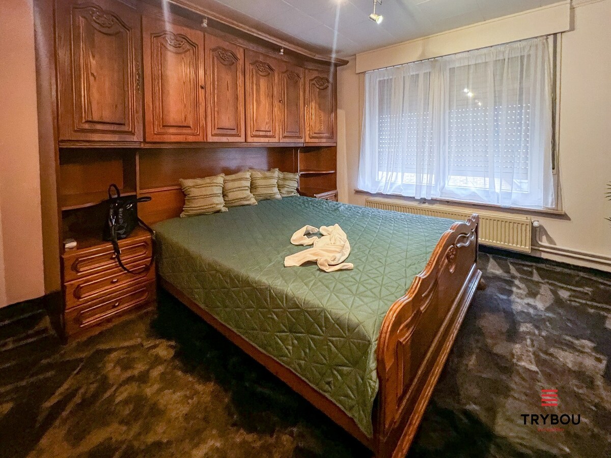 Ruime woning met garage, tuin en drie slaapkamers 