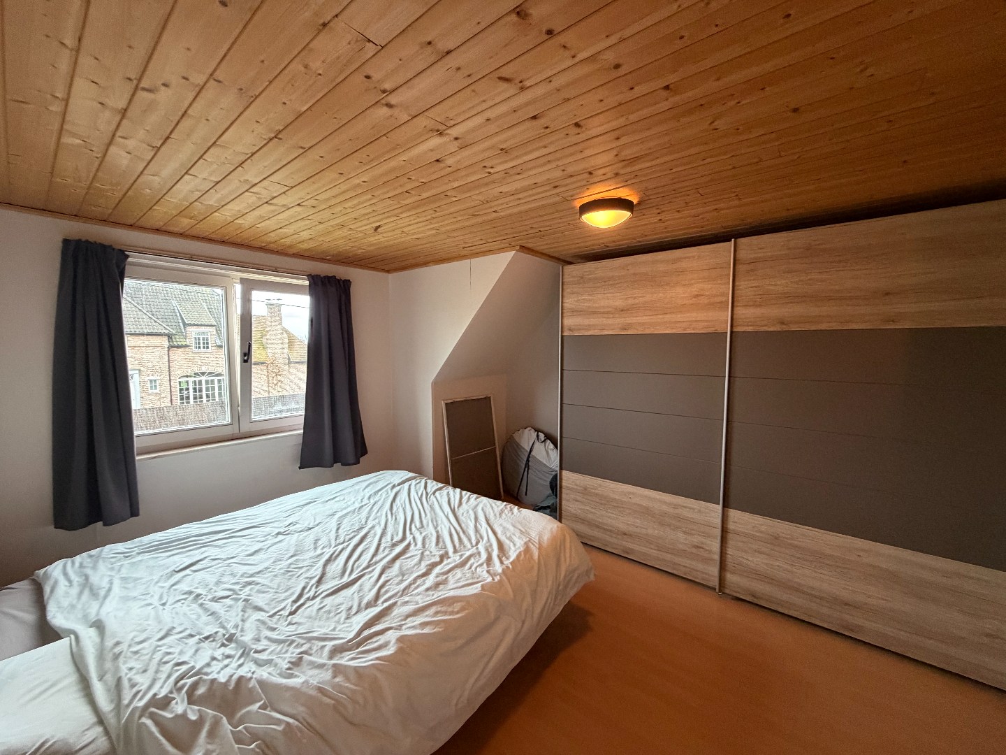 Charmante halfopen woning met garage, 2 slaapkamers en grote tuin 